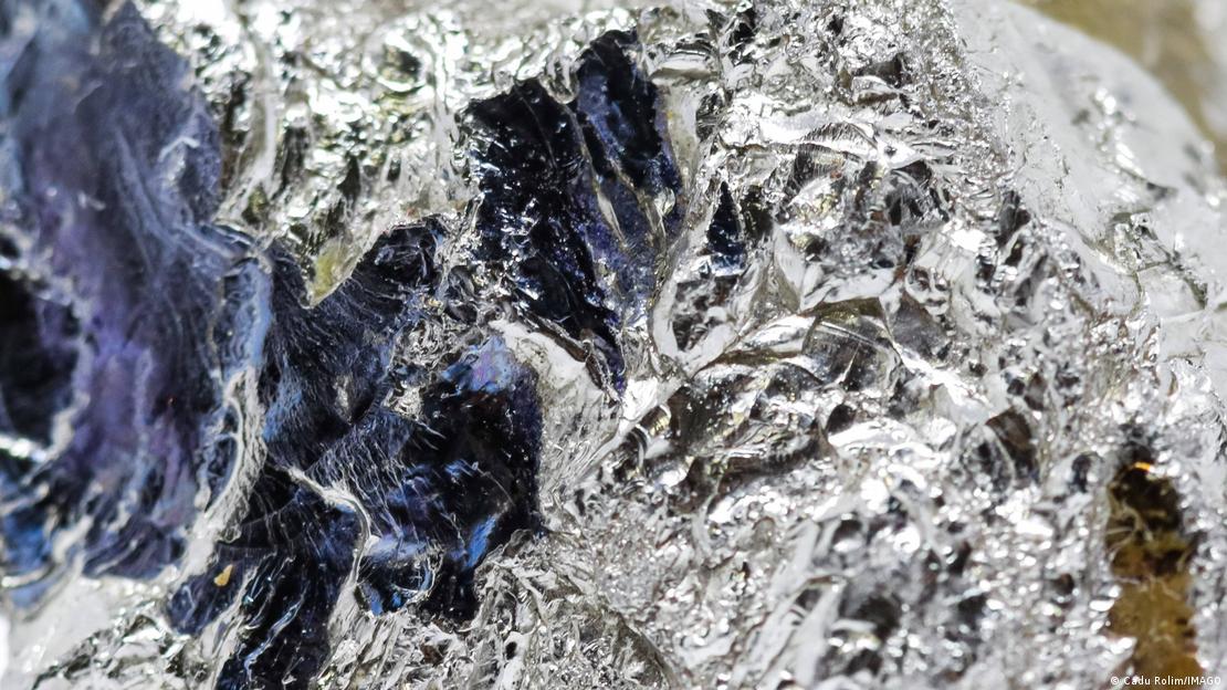 Niobobaotite contains niobium
